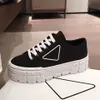 PRAD rubberplatform ge￯nspireerd op motorcrossbanden definieert het ongewone ontwerp deze nylon gabardine sneakers. De driehoek decoreert 50 mm