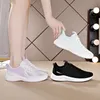 Sapatos femininos de verão Hollow Fly Weave Weave Ins Versão Coreana de All-Match Casual Andando Sapato Confortável 35-40
