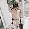 Детская одежда наборы моды буквы печати трексуиты мальчики девушки повседневные куртки + пробежки костюмы Chidlren спортивный стиль одежды