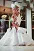 Magnifique rouge et blanc 3D fleurs florales robe de mariée sirène 2022 chérie satin perles ruché sud arabe pays Designer 294d