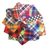 Hundkrafter Kläder Små Stora hundar Bandana Bibs Cat Scarf Tvättbar Bomull Plaid Printing Puppy Kerchief Pet Grooming Tillbehör