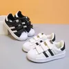Sneakers per bambini per ragazze e ragazzi Spring Kids Scarpe casual Flat estate 5 ~ 12 anni Stivali da toddlers PU Leather White Black 210729