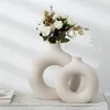 Vase céramique céramique creuse nordique Cerveau de beignets Fleurs Pot de la maison Accessoires Accessoires de bureau Bureau de bureau Salon Décor intérieur Cadeau 211215