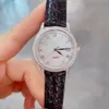 ニューレディースクォーツ時計ステンレススチールローマン数字腕時計カジュアルレザーストラップレディ母の真珠ブレスレット32mm