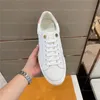 Luxurys Designers Sapatos Vermum Summer White Leather Women Sports Sneakers Letter Gradiente de flores Efeito Time Out Sneaker desbossou Platfor