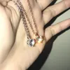 女性ジュエリーのネックレスのための18Kゴールドメッキの古典的なペンダントの鎖骨鎖6つの爪の模造ジルコンの女性のネックレス