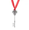 Monogramme Santas Magic Key Claus Keychain en forme de Noël Ornements de Noël Décorations Halloween Snowflake Snowflake Ruban Baguette Cadeau Pendentif en alliage de Noël avec corde rouge