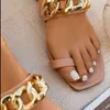 Tofflor Ny Damkedja Platt Fest Flip Flops Sommar Strandsandaler Mode Clip Toe Kvinna Skor Designer Märke Slides Lady 220304