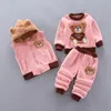 Set di abbigliamento Orso del fumetto Autunno Inverno Neonati maschi Set Gilet con cappuccio Cappotto Pantaloni 3 pezzi Vestito da bambina Costume da piccola principessa Abbigliamento per bambiniAbbigliamento