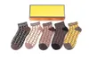 ファッションブランド印刷ソックスメンズレディース純粋な綿の足首のショートソックスボックスデザインの靴下通気性の屋外レジャー紙のカラーレターErzay