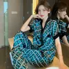 Женщины сатин Pajamas v шеи дизайн роскошный узорчатый шелк, как ночная одежда с короткими рукавами и длинными брюками дамы домашняя одежда 210830