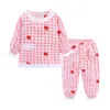 Mudkingdom jordgubbsömning baby flicka pyjamas uppsättning sommar plaid söt och härlig pajama kostym med spets manschetter toddler Sleepwear 210615
