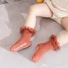 赤ちゃんガールズプリンセス靴下甘い子供のレースの中央チューブの靴下子供の純粋な色の垂直ストリップの赤ちゃんの王女の王女の綿の滑り床靴下D107