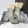 Designer Women Rain Boot Betty Beeled Zip Mid-Calf Motorcykelstövlar PVC Gummi Square Toe Thick Heel Platform Shoes Waterproof Welly Rainshoes No237