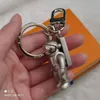 High Qualtiy Rostfri Keychains Key Ring Holder Märke Bear Designer Män Kvinnor Souvenir Karsäck Keychain med låda