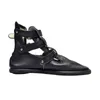 Kleine schmutzige Schuhe innen und außen aus Leder mit flachem Boden und flachem Absatz. Baotou-Sandalen, weiße Sandalen mit Gürtelschnalle