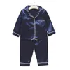 1-4Y Barn Baby Boys Girls Pyjamas Set Höst Vår Solid Silk Cloth Långärmad Sleepwear Kids Nightwear Tracksuit 211130