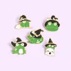 Şapka ile yeşil emaye kurbağa pimleri sevimli hayvan broşa yaka pim rozeti kadınlar için çocuk moda takı ve kumlu