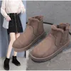 Botas planas para la nieve para mujer, botas cortas peludas de felpa para mantener el calor, botines ligeros de suela suave informales, zapatos para mujer, zapatos de invierno de talla grande 42 Y1018