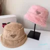 Diseñador de invierno Sombrero de cubo Gorras Letra Gorra para hombre Sombreros de lana Triángulo de lujo Añadir Algodón Mujeres Hombres Calle Moda informal