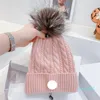 مصمم أزياء الشتاء قبعات القبعات للنساء والرجال بيني الدافئة عارضة فتاة قبعة snapback pompon قبعة 8 اللون