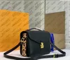 Classic Luxurys echt lederen Messenger Bag draagtassen CrossBody Reliëf koeienhuid ontwerpers handtassen met Leopard Animal Print damesportemonnees