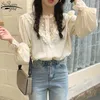 Lente blouse vrouwen vintage lantaarn mouw holle zoete losse top kant stiksels bloem dames chiffon shirt Blusas 12958 210427