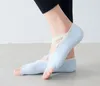 Fasciatura da donna Antiscivolo Puntini in silicone ad asciugatura rapida Calzini da massaggio per yoga Cotone traspirante Aperto 5 dita senza dita Calzino Pantofola Calzino da allenamento per casa con impugnatura