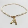 Vintage Choker Alphabet A-Z Initial Pearl Chain Halsband för kvinnor Rostfritt stål Spänne Guldhänge Smycken