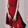 Robe de soirée irrégulière élégante piste d'été rouge volants sans manches femmes mode dames drapé robe mince robes 210518