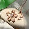 2021 Exquisite Diamond Four Leaf Clover Camellia Pendant CLAVICLE CHAIN ​​NACKLACE 18K Gold Fashion Classic för Van Womengirls Wedd2351893
