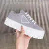 Lady Designer Casual Shoes Triangle толстая подошва двойные кроссовки Nylon Women White Canvas Роскошная низкая кожаная обувь 427f