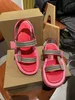 2022 arrivée femme été marque sandales dames populaire couleur mélangée plat sandales de plage avec boîte à chaussures