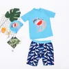 Kinderkleidung Schwimmen Zweiteiliger Jungen-Badeanzug Cartoon Cool Blue Beachwear Shark Top + Shorts mit Hut 3 Teile/satz Bademode Outfits M3377