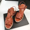 Kliny kapcie damskie sandały 2021 nowe buty kobiece mody buty heeled casual lato slajdy kapcie kobiety y0721