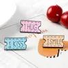 Brev Tag Ticket Smile Hug Brooches Pins Emalj Brosch Lapel Pin Suit Badge Fashion Jewelry For Women Girls Will and Sandy