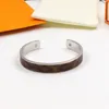 Brazaletes abiertos de cuero de lujo Pulseras Diseñador Letras Pulsera con dijes Europa América Brazalete Pareja Joyería