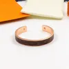 Brazaletes abiertos de cuero de lujo Pulseras Diseñador Letras Pulsera con dijes Europa América Brazalete Pareja Joyería