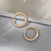 Aro huggie minimalista pequeno metal metal redondo brincos de círculo para mulheres moda frisado torcido huggies orelha fivela brincos 2021