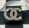 Broches de letras duplas de designer de marca de alta qualidade com incrustações de cristal e strass suéter de colarinho de colarinho moda masculina feminina broche de prata dourada acessórios para joias