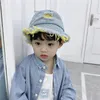 男の子のジーンズの穴