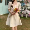 Frauen Casual Sexy Backless Bogen Design Vintage Kurzarm Mini Kleid Weibliche Koreanische Sommer Solide A-Line Party 210519