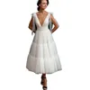 ビンテージ素朴なショートAラインのウェディングドレス深いVネックオープンバックシンプルなブライダルガウンティーレングスチュールボービーチの花嫁のウェディングドレス