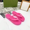 2021 Nieuwe Vrouwen Platte Slippers Clip Teen Ontwerp Strand Sandalen Klassieke Gesp Decoratie Multi-color Antislip Zool maat 35-42