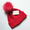 여자 디자이너 겨울 편지 Beanie 자수 모자 pompoms womens 소프트 스트레치 케이블 니트 pom poms 캐시미어 모자 여성 따뜻한 두개골 모자 비니 소녀 스키 모자