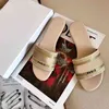 2021 sandálias de couro de desenhista sandálias verão flat flâmpete moda praia mulher grande cabeça arco-íris letras chinelos com caixa