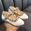 Nouvelles filles sandales rivets single chaussures enfants chaussures en cuir enfants mode sandale pour tout-petit princesse plate chaussures de danse