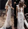 Abito da sposa country in pizzo hippie gotico 2021 Autunno con scollo a V maniche ad aletta Abiti da sposa vintage bohémien Sweep Train Sirena senza schienale Vestido De Novia Chic