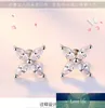 Saplama Küpe Gümüş Renk Geometrik Dört Yapraklı Yonca Kristal Küpe Kadınlar Için Dört At-Göz Zirkon Küpe Küpe Takı Fabrika Fiyat Uzman Tasarım Kalitesi