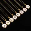 豪華なユニセックスのアルファベットレターペンダントネックレスイニシャルAからz文字丸い魅力ホワイトシェルの金具のネックレス卸売